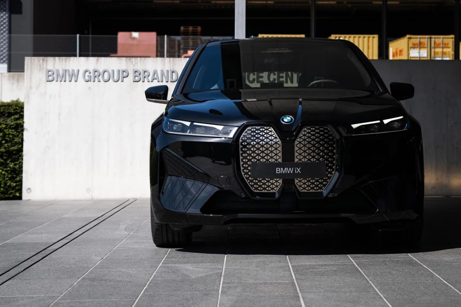 BMW iX xDrive50 head-on, illuminated kidney grille and adaptive LED headlights